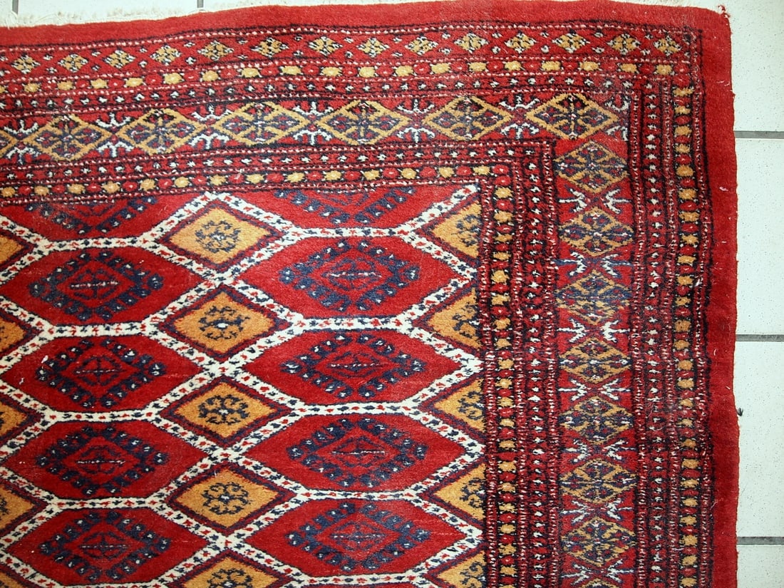 Handmade vintage Uzbek Bukhara rug 3.3' x 4.9' (100cm x 152cm) 1960s: Title:Handmade vintage Uzbek Bukhara rug 3.3' x 4.9' (100cm x 152cm) 1960sOrigin:UzbekistanDimension:3.3' x 4.9' (100cm x 152cm)Materials:woolYear:1960sDescription:Vintage Uzbek Bukhara rug in red
