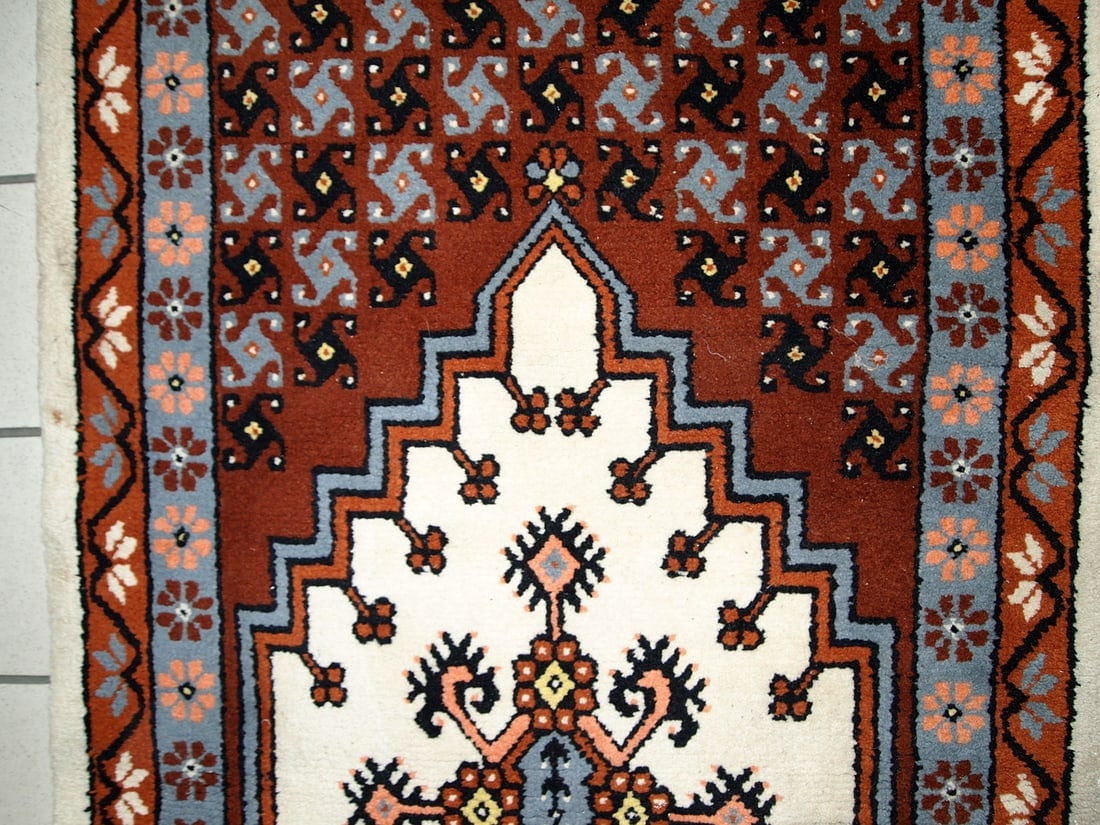 Handmade vintage Moroccan Berber rug 2.6' x 5.6' (81cm x 170cm) 1970s - 2