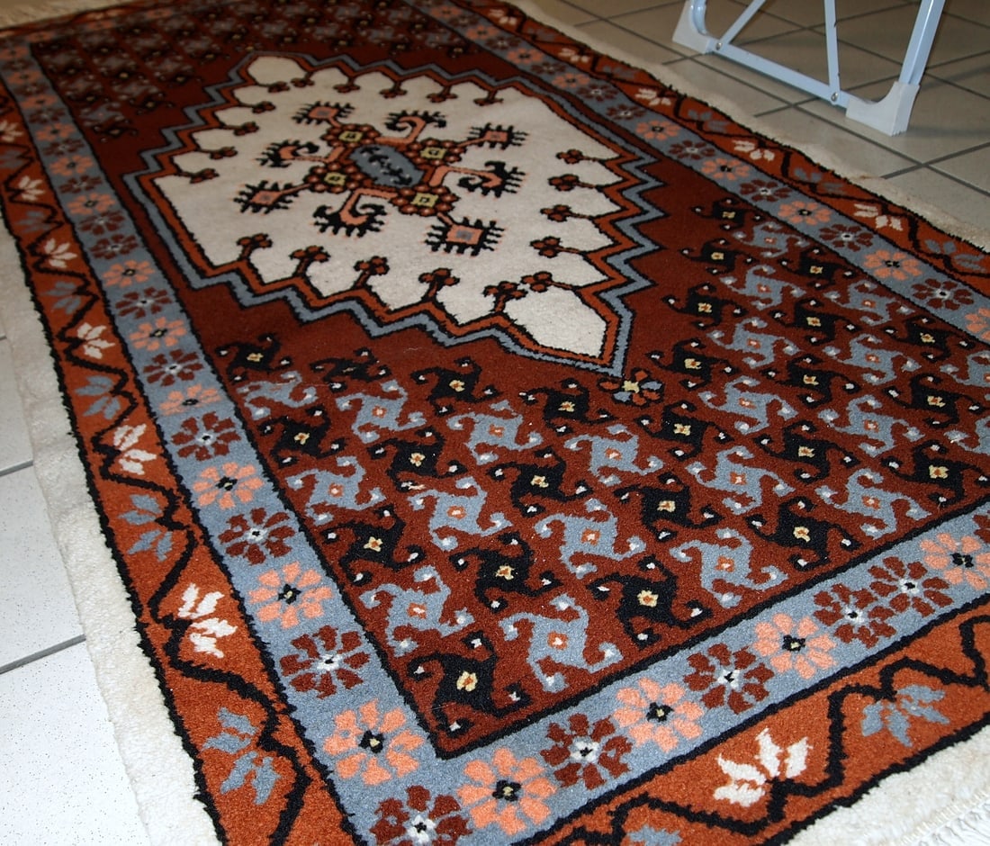 Handmade vintage Moroccan Berber rug 2.6' x 5.6' (81cm x 170cm) 1970s - 7