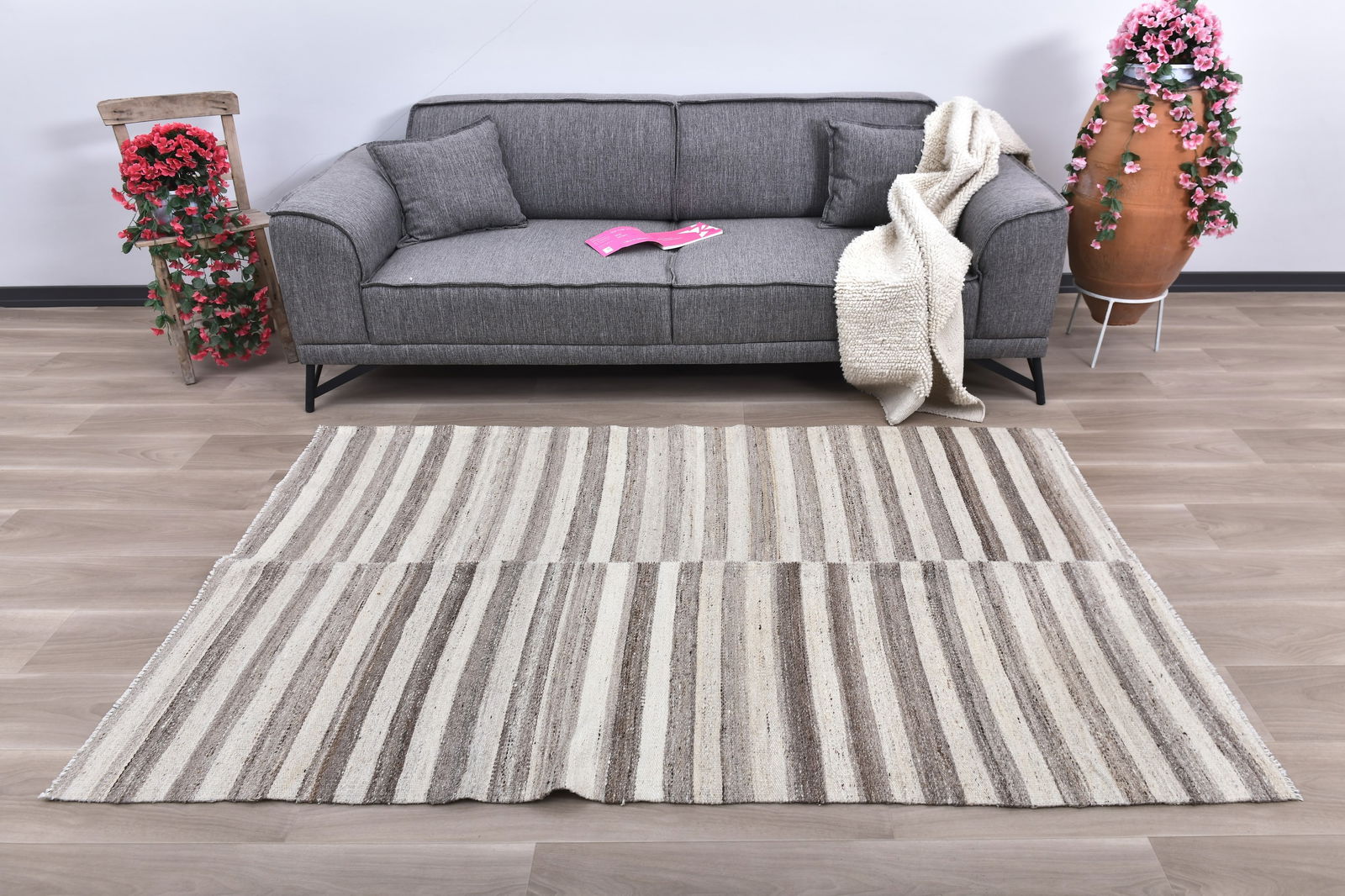 4'4'' x 6'11'' Turkish Handmade Kilim Rug - 241948: Title: 4'4'' x 6'11'' Turkish Handmade Kilim Rug - 241948Description:4'4'' x 6'11'' Turkish Handmade Kilim Rug - 241948Origin:TurkiyeDate/Period:1960-90Materials:Wool,CottonDimension:4'4''x6'11'' ft,