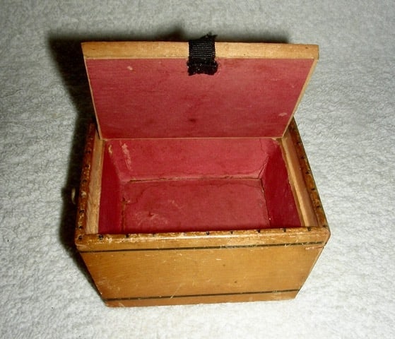 Small 19th C Trinket Box w/ Hand-Painted Lid - 3