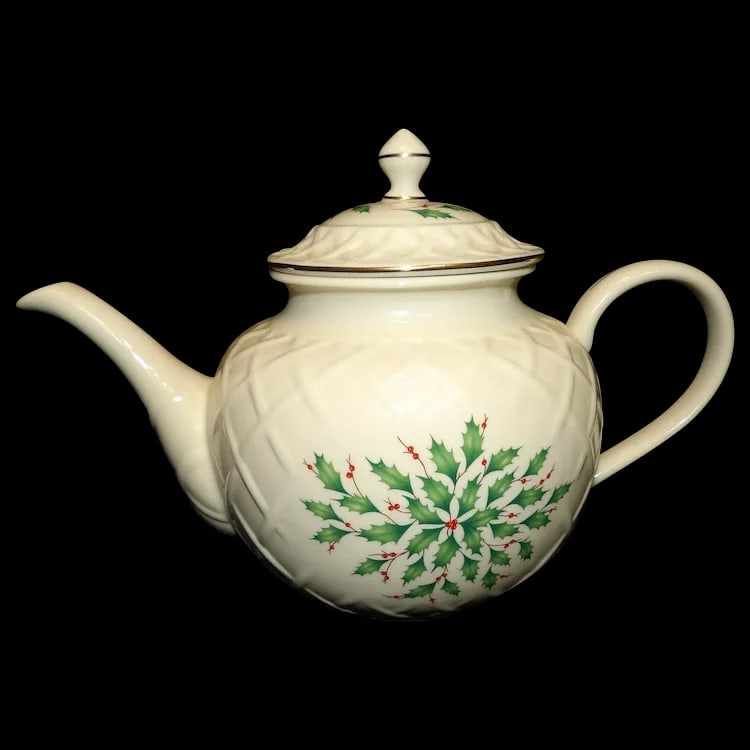 Lenox Dimensions Series Holly Berries Gold Teapot: Classic 1974 Holiday pattern. 6-cup porcelain teapot in ivory cream with holly berry design and 24kt gold accents. Excellent condition (no chips or crazing). Clean interior. Dishwasher safe. Measures