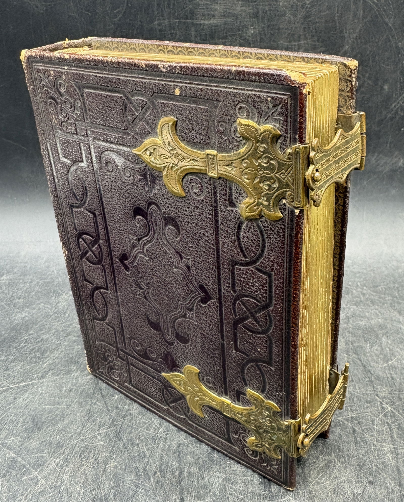 Antique Photo Album Including Carte de Visite Photographs: Date/Period: unknownDimension: Approx. 6" x 4.5"x 1.5"Material: Additional Information: Antique Photo Album Including Carte de Visiteand various Photographs. 22 photographs total Shipping:Domestic: