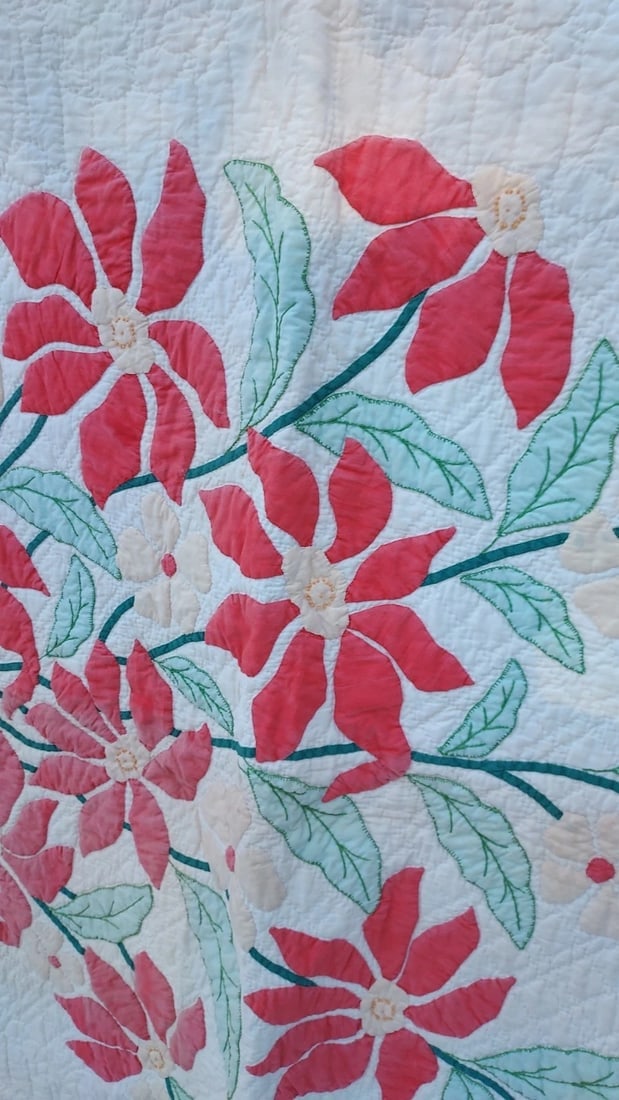 Flower Design Quilt 1920: Nice look to this quilt. No holes but light staining throughout. Very heavy construction. Believe it dates to 1920 but could be newer. Measures 80 x 73". . Shipping includes insurance. 