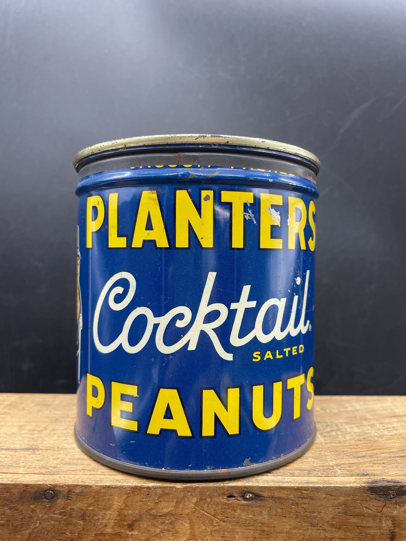 HTF 1938 LARGE ONE POUND PLANTERS COCKTAIL PEANUT KEY-WIND TIN: Date/Period: Approx. 1930'sDimension: Approx. 4.25" x 4" diameterMaterial: metalAdditional Information: HTF 1938 LARGE ONE POUND PLANTERS COCKTAIL PEANUT KEY-WIND TIN Shipping:Domestic: Flat-rate of
