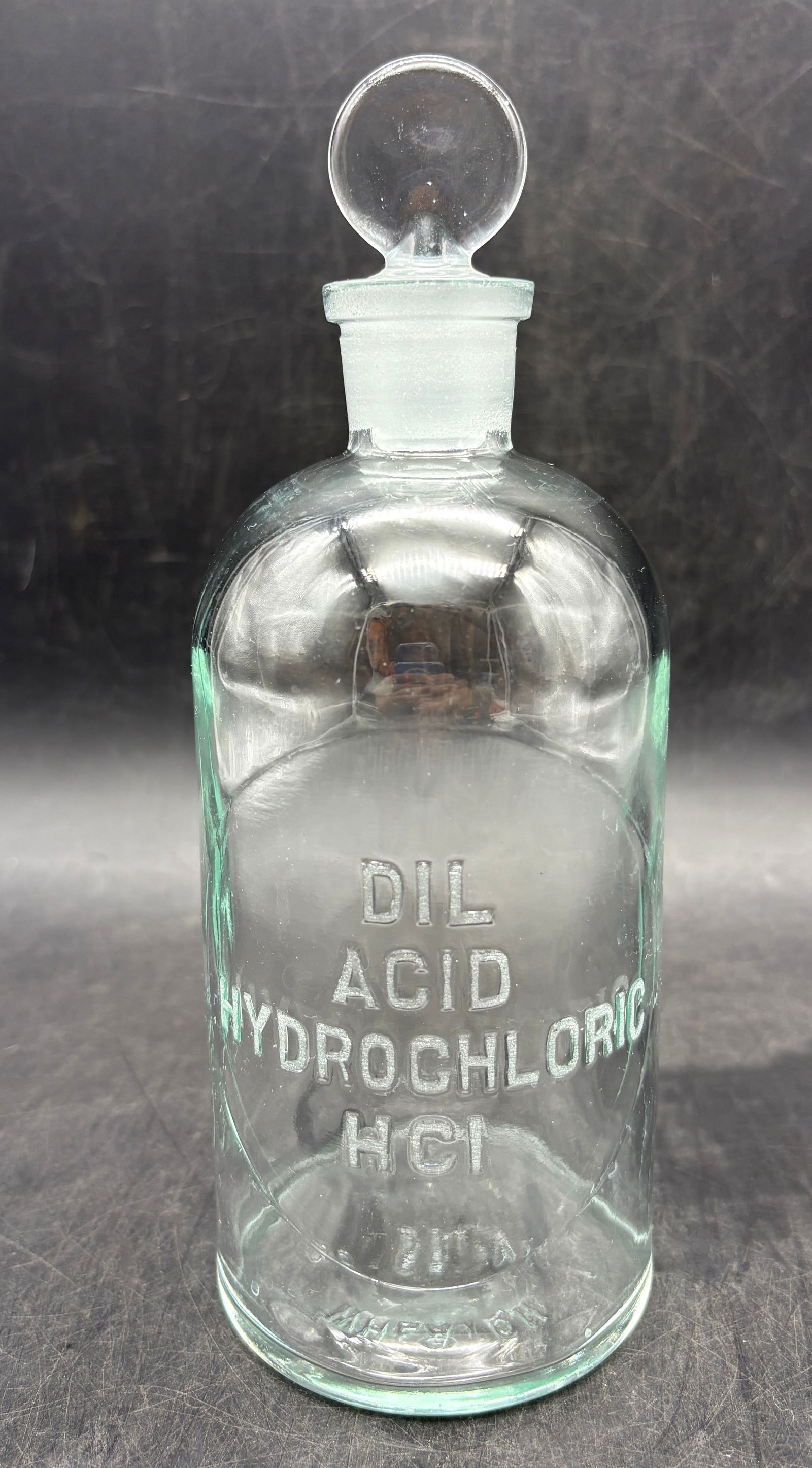 Antique TCW CO Wheaton CHEMIST Apothecary GLASS BOTTLE w/Stopper DIL ACID NITRIC: Date/Period: c. Early 20th CenturyDimension: Approx. 8" tall x 3"Material: GLASSAdditional Information: Antique TCW CO Wheaton CHEMIST Apothecary GLASS BOTTLE w/Stopper DIL ACID NITRIC 