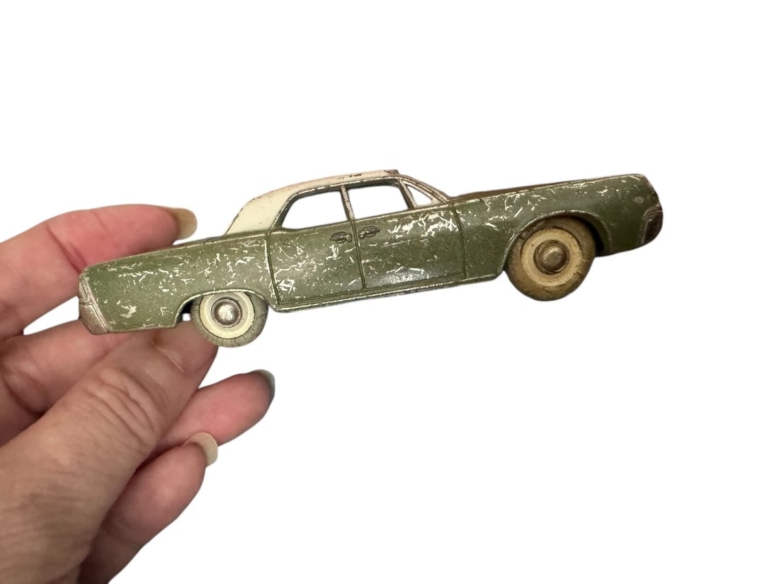 Taiseiya Co LTD Japan Lincoln Continental - Excellent Original Vintage RARE #17: This is a rare and excellent vintage car from Taiseiya Co LTD Japan. It features a Lincoln Continental design, with a 1:40 scale and made of diecast material. The car is part of the Cars character