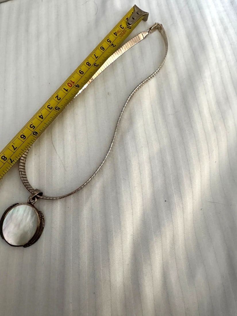 Sterling Silver Mother Of Pearl Beautiful omega chain Collar Choker Necklace: This Sterling Silver Mother Of Pearl Beautiful omega chain Collar Choker Necklace is a stunning piece of fine jewelry perfect for special occasions like Mother's Day, graduation, anniversaries, and bi