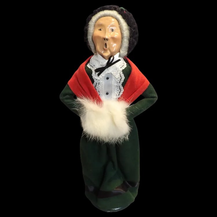 Byers’ Choice 1986 Grandmother Hand Muff: Vintage 1986 Byers' Choice caroler figure of a grandmother with hands in a muff. Features a traditional holiday outfit and stands approximately 13.5” tall. Shipping:Domestic: Flat-rate of