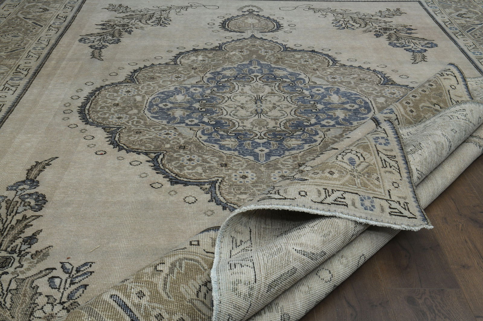 9'4x12'6 ft, VINTAGE LUXURY RUG: Title: 9'4x12'6 ft, VINTAGE LUXURY RUG Description: This Turkish one-of-a-kind Anatolian Vintage Rug is hand-knotted and handwoven by the most skilled artisans who use pure wool, in muted, natural