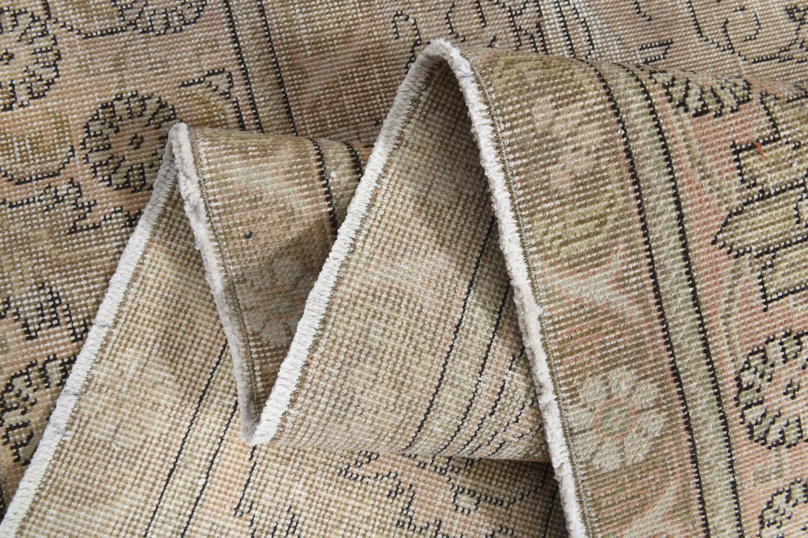 9'7x12'4 ft, OVERSIZED PERSIAN RUG, Living Room: Title: 9'7x12'4 ft, OVERSIZED PERSIAN RUG, Living Room Description: This Turkish one-of-a-kind Anatolian Vintage Rug is hand-knotted and handwoven by the most skilled artisans who use pure wool, in