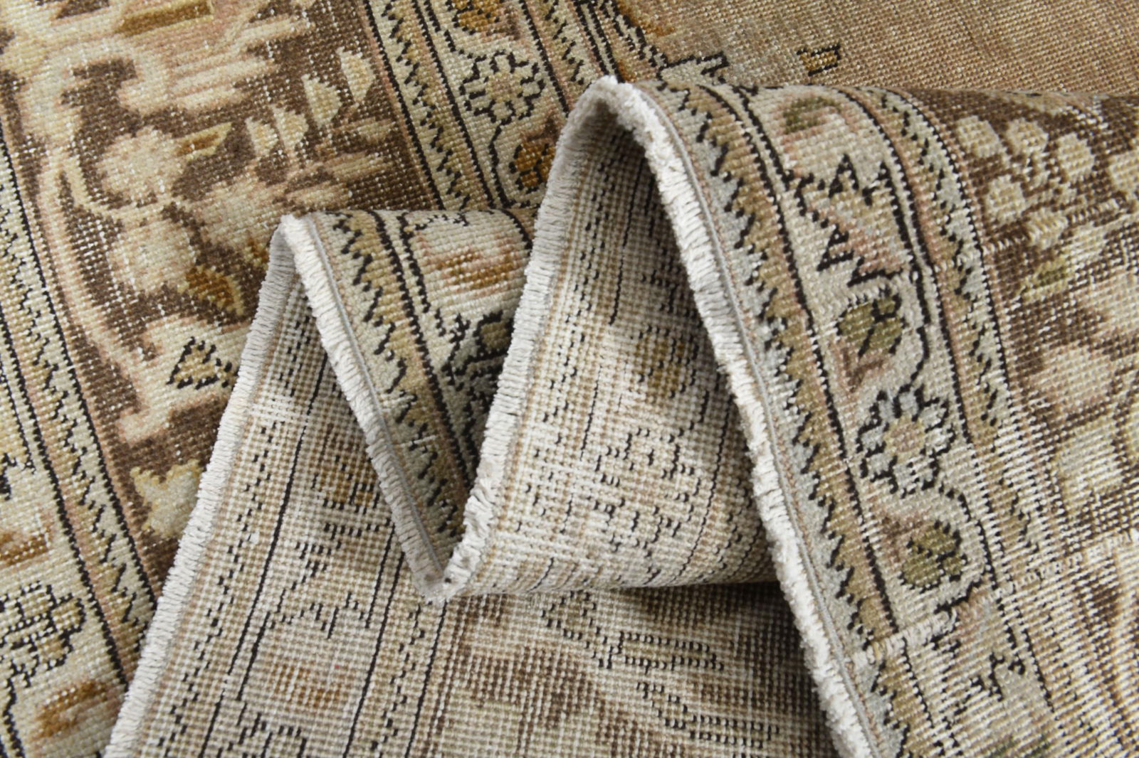 9'6x12'6 ft, OVERSIZED PERSIAN RUG, Minimalist Décor: Title: 9'6x12'6 ft, OVERSIZED PERSIAN RUG, Minimalist Décor Description: This Turkish one-of-a-kind Anatolian Vintage Rug is hand-knotted and handwoven by the most skilled artisans who use pure w