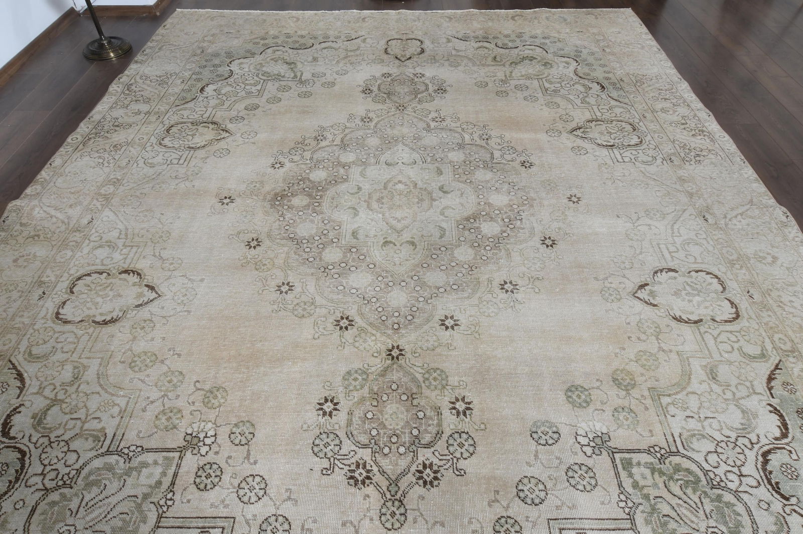 9.4x12.2 ft, OVERSIZED NEUTRAL RUG - 13