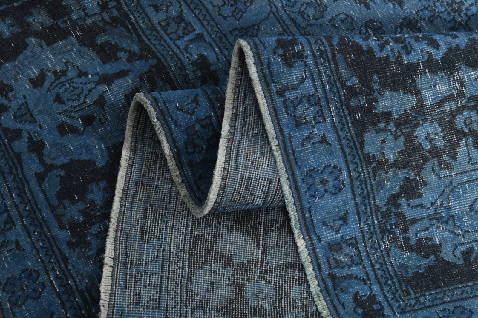 9x13'1 ft, PERSIAN MINIMALIST RUG: Title: 9x13'1 ft, PERSIAN MINIMALIST RUG Description: This Turkish one-of-a-kind Anatolian Vintage Rug is hand-knotted and handwoven by the most skilled artisans who use pure wool, in muted, natural t