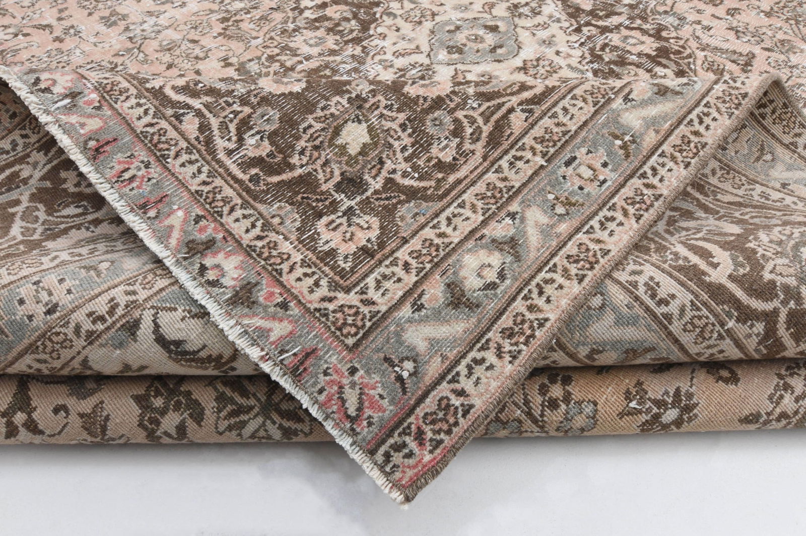 9.6x11.4 ft,PINK, OVERSIZED, Vintage: Title: 9.6x11.4 ft,PINK, OVERSIZED, Vintage Description: This Turkish one-of-a-kind Anatolian Vintage Rug is hand-knotted and handwoven by the most skilled artisans who use pure wool, in muted, natura