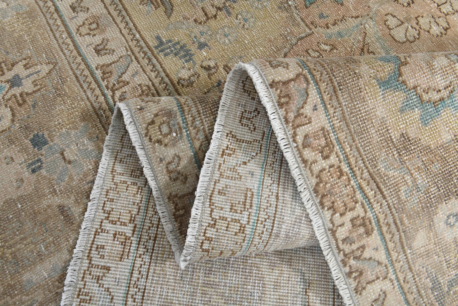 9'9x12'1 ft, OVERSIZED PERSIAN RUG, Living Room: Title: 9'9x12'1 ft, OVERSIZED PERSIAN RUG, Living Room Description: This Turkish one-of-a-kind Anatolian Vintage Rug is hand-knotted and handwoven by the most skilled artisans who use pure wool, in mu