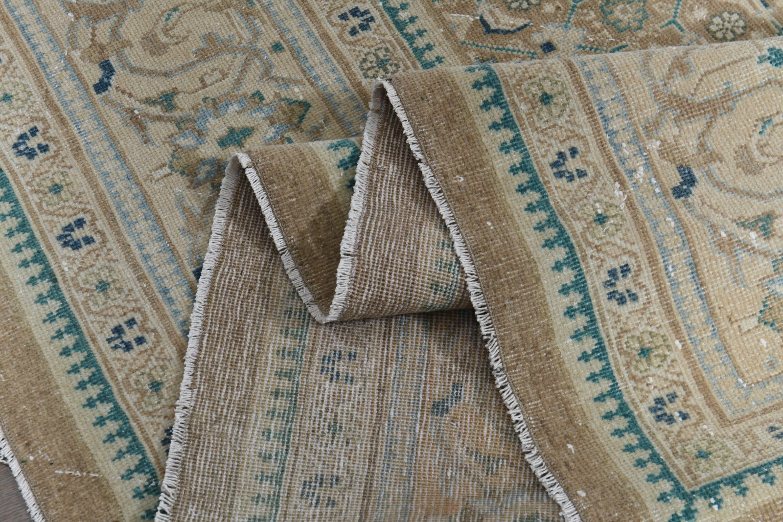 9.1x13.5 ft, PERSIAN NEUTRAL RUG, Oversized Antique: Title: 9.1x13.5 ft, PERSIAN NEUTRAL RUG, Oversized Antique Description: This Turkish one-of-a-kind Anatolian Vintage Rug is hand-knotted and handwoven by the most skilled artisans who use pure wool, i