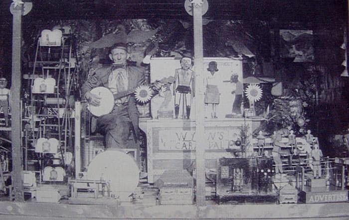 Historically Important Tramp Art Box by Gus Wynn - 6