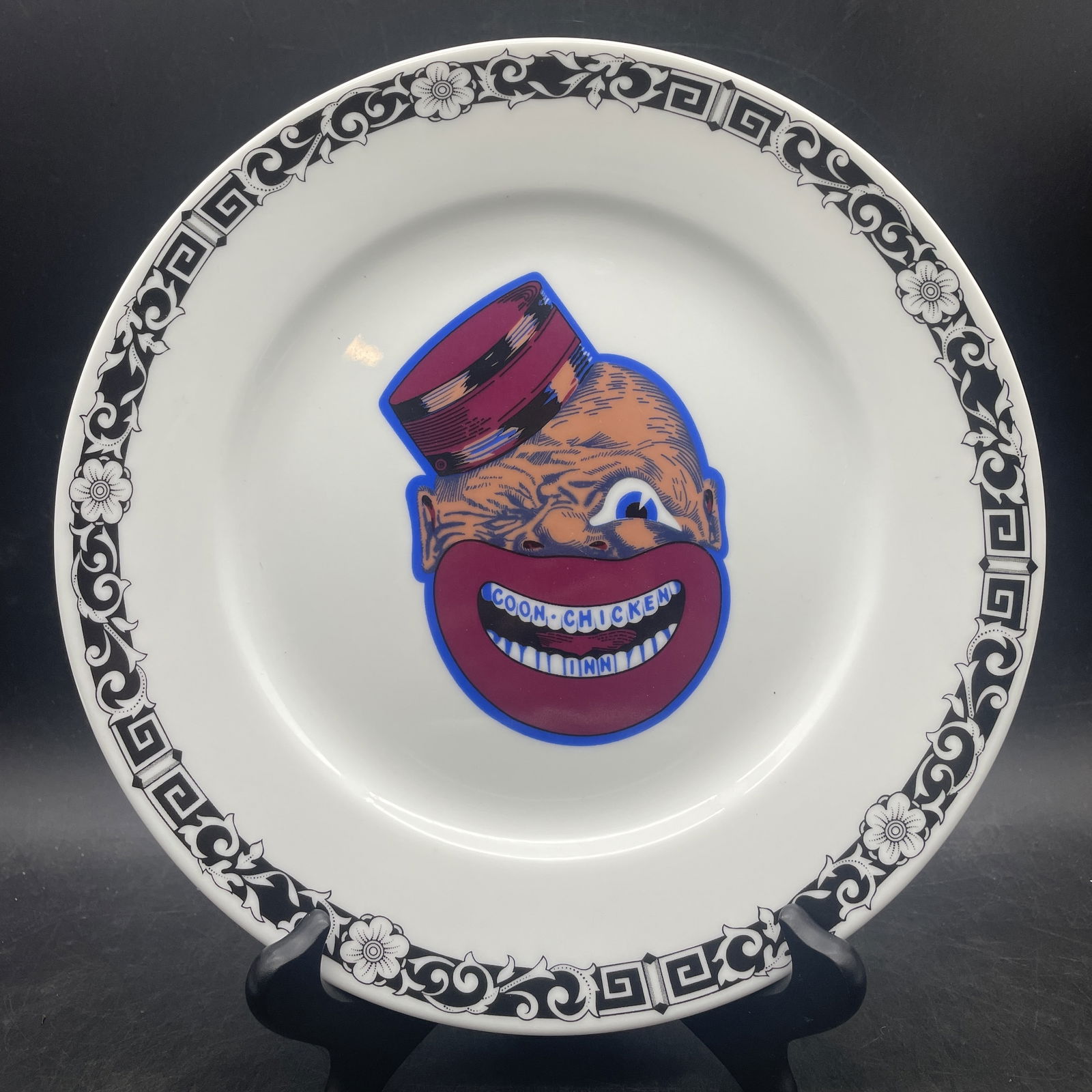 COON CHICKEN INN BLACK AMERICANA PLATE SYRACUSE CHINA: Date/Period: unknownDimension: Approx. 9" diameterMaterial: CERAMICAdditional Information: COON CHICKEN INN -BLACK AMERICANA-9'' PLATE-RESTAURANT WARE-SYRACUSE CHINA- P-3 Shipping:Domestic: