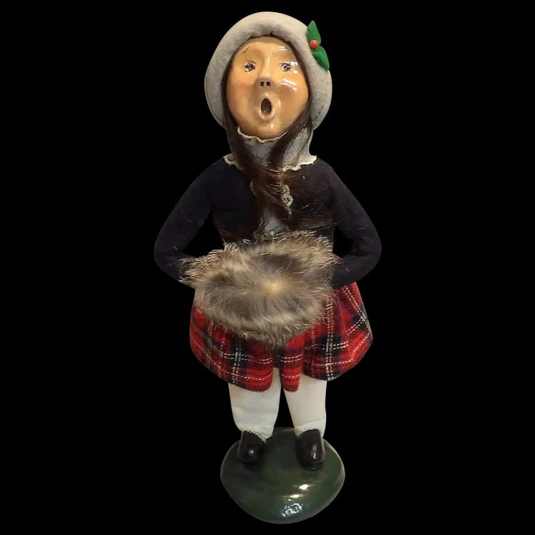 Byers’ Choice 1987 Girl with Hand Warmer: Vintage 1987 Byers' Choice girl caroler with a hand warmer. Signed 'Byer 87', measures 9 ½” tall, and is a discontinued item. Shipping:Domestic: Flat-rate of $15.00 to anywhere within the