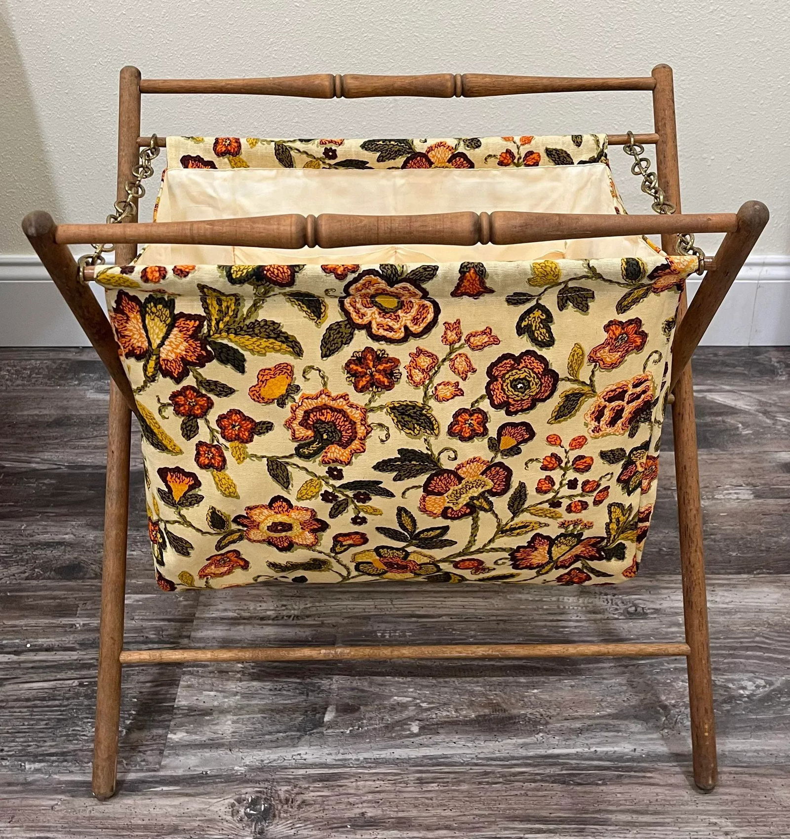 1960s Folk Art Sewing Caddy Basket With Wooden Folding Frame - 2