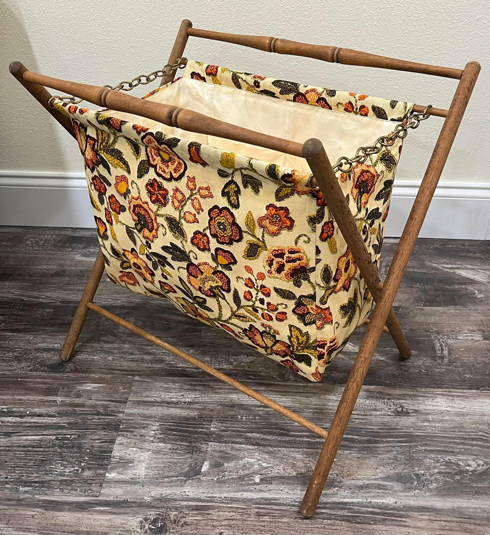 1960s Folk Art Sewing Caddy Basket With Wooden Folding Frame - 4