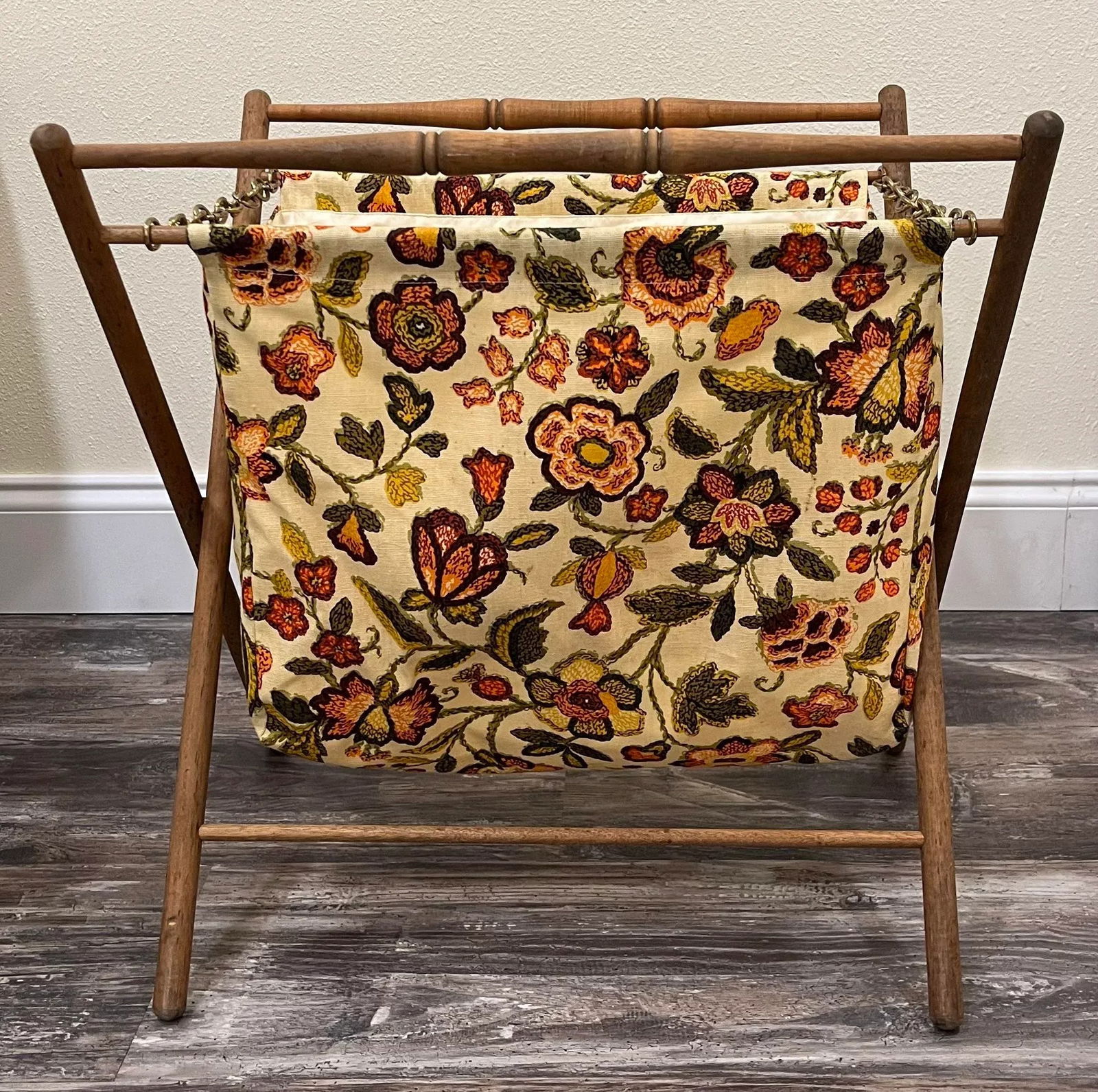 1960s Folk Art Sewing Caddy Basket With Wooden Folding Frame - 5