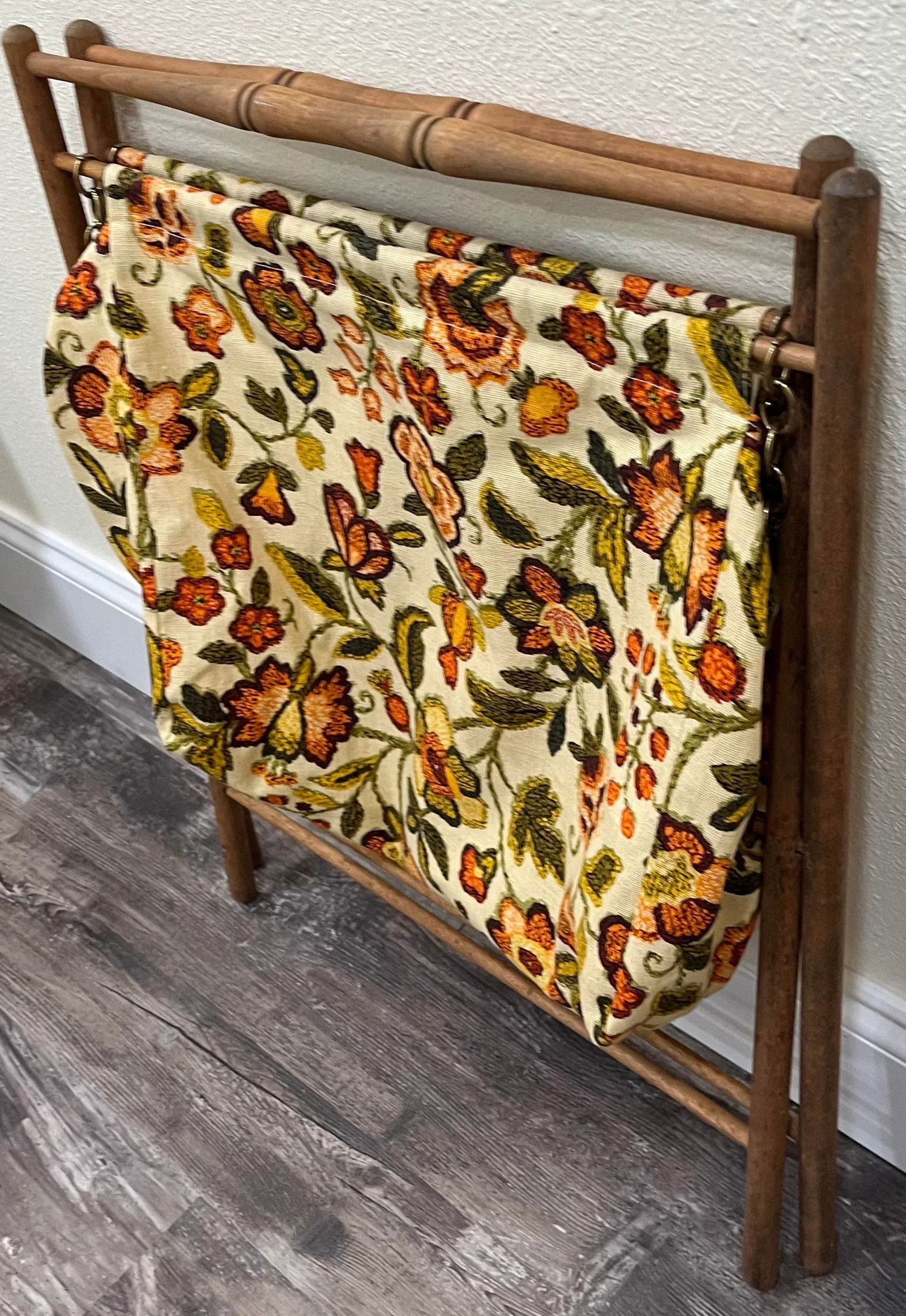 1960s Folk Art Sewing Caddy Basket With Wooden Folding Frame - 7