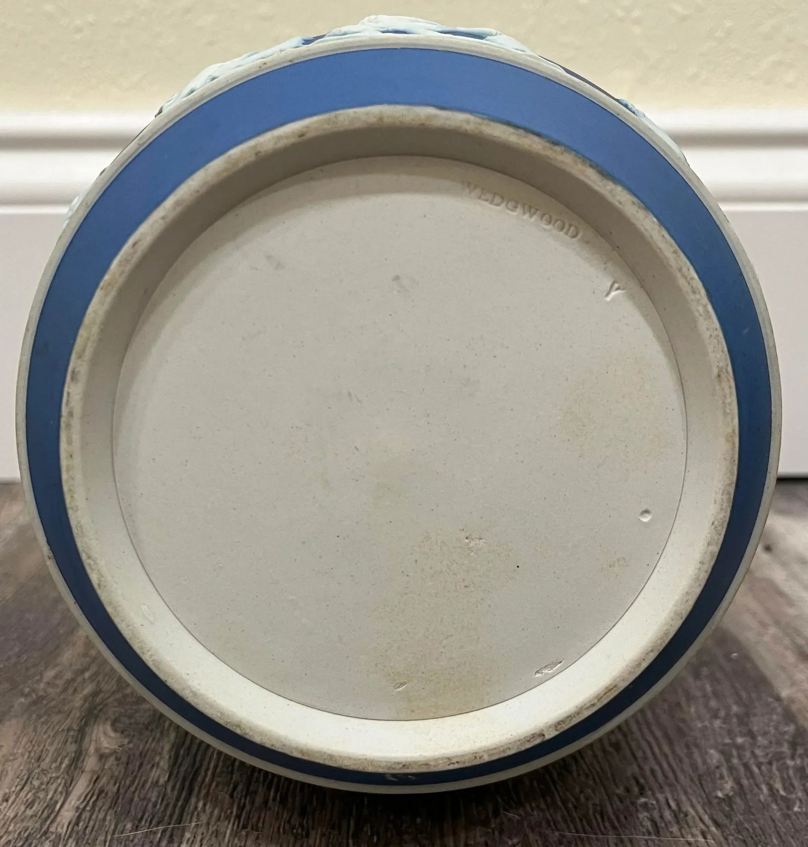 Mid 19th Century Wedgwood Cobalt Jasperware Biscuit Jar - 6