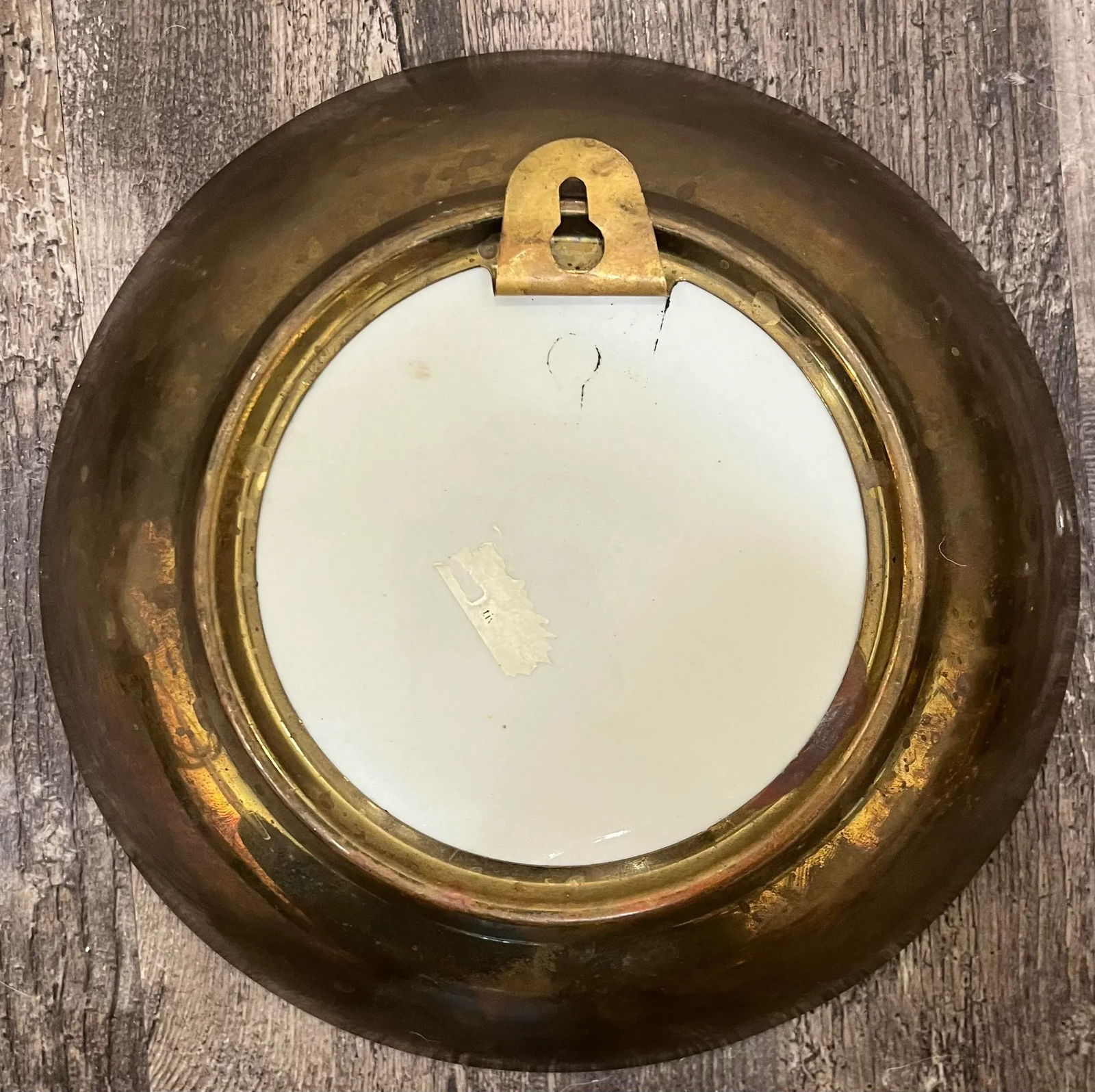 1970s Brass Backed Chinoiserie Porcelain Hanging Wall Plate - 2