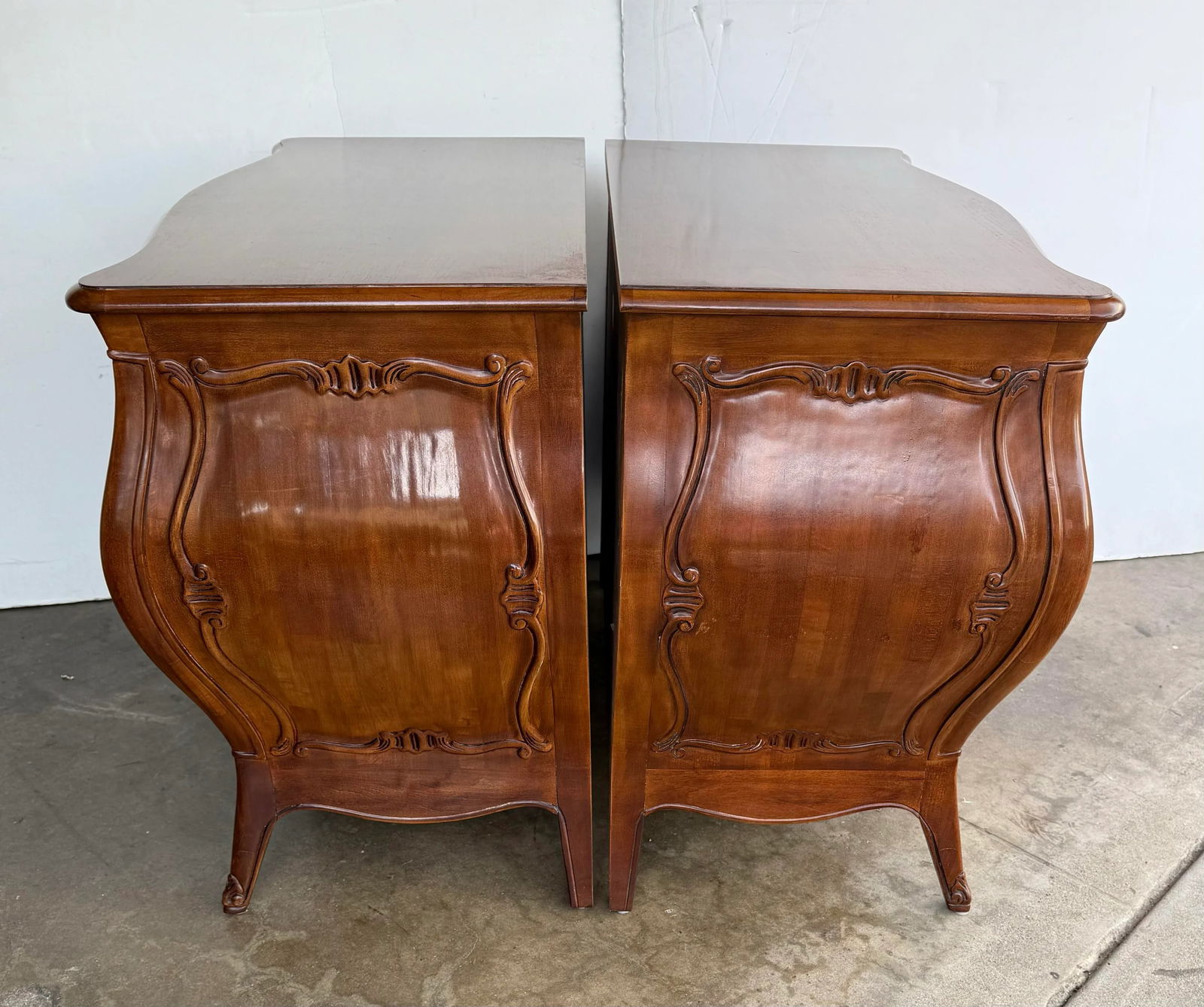 1970s Henredon " Folio 10" Low Bombe Chest/ Nightstand. - 2