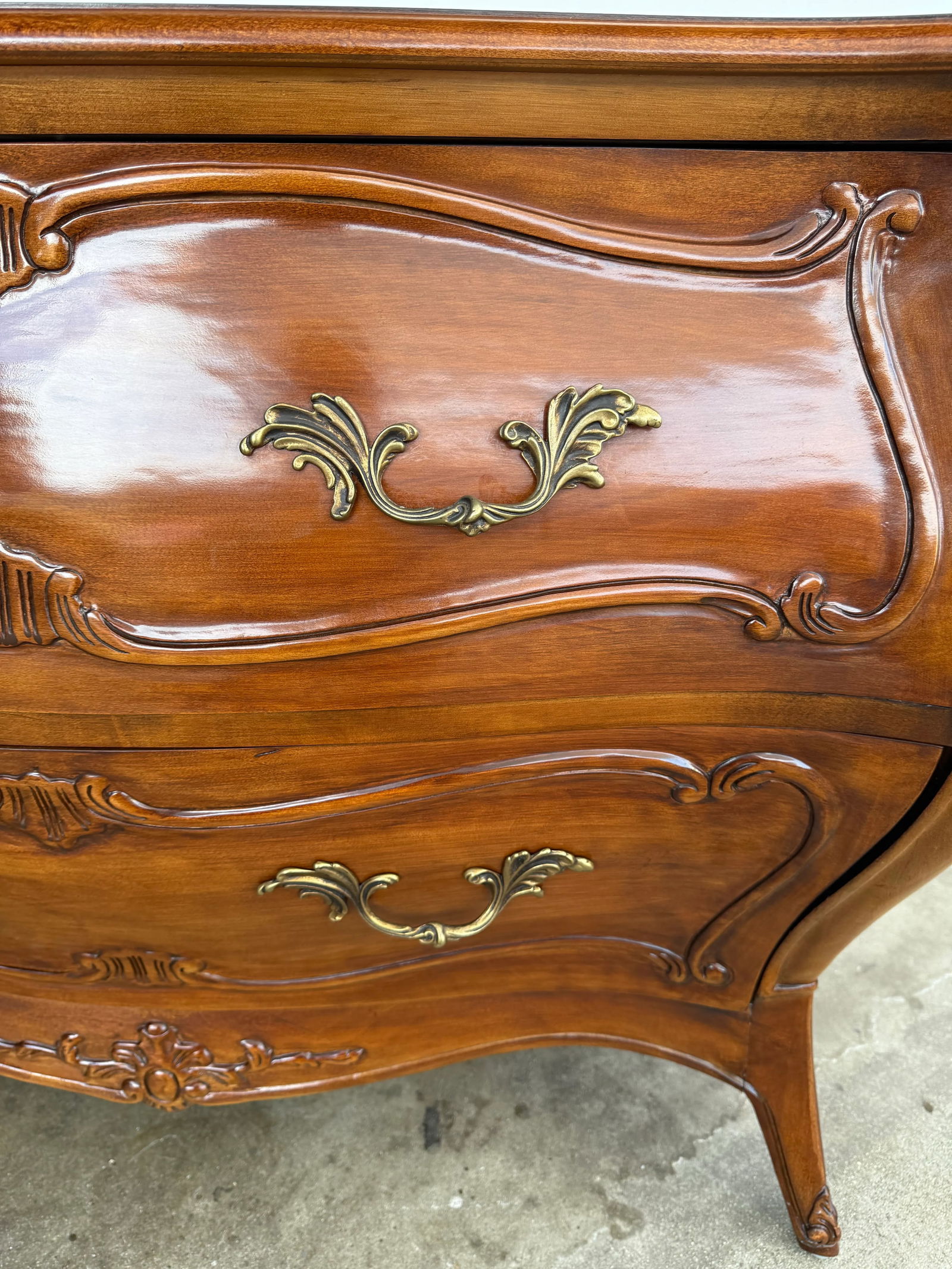 1970s Henredon " Folio 10" Low Bombe Chest/ Nightstand. - 8