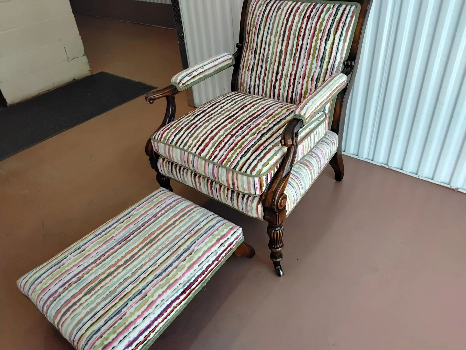 1980s Traditional Hickory White Chair and Ottoman - 3