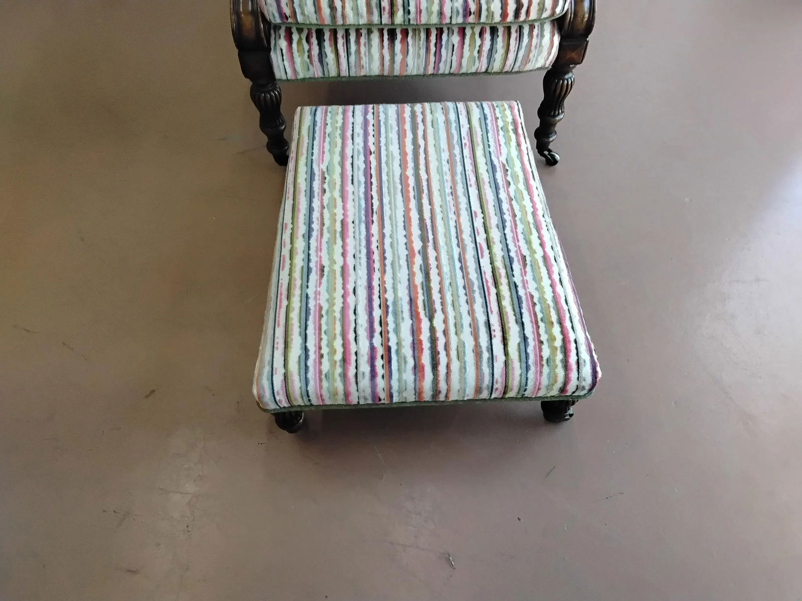 1980s Traditional Hickory White Chair and Ottoman - 4