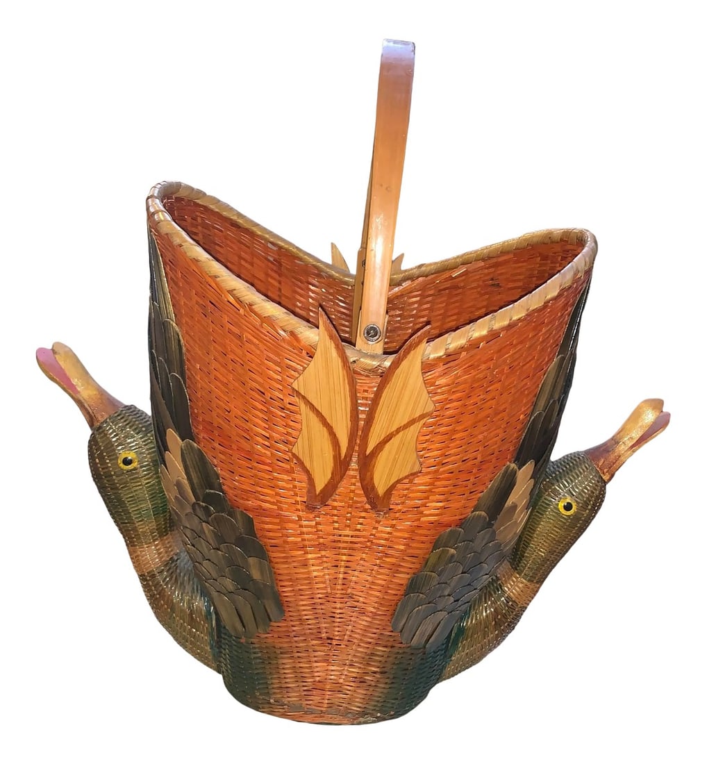 1980s Earth-Tone Double Headed Geese Basket With Handle: Double headed geese basket in pretty good shape. There is some minor damage to one side as can be seen in the pictures. This is a very unique basket and I haven't seen one similar to it. Condition: