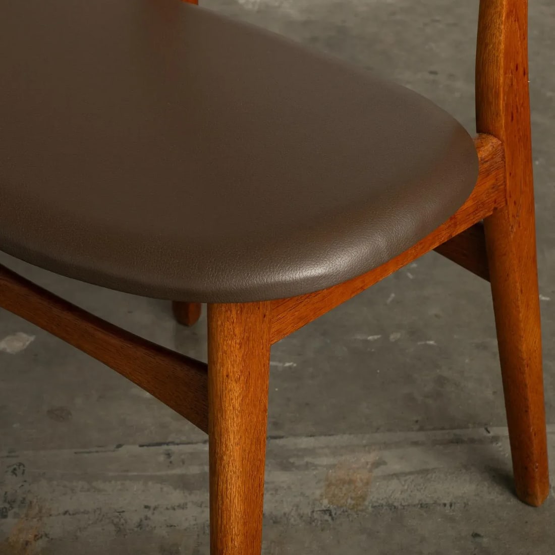 1960s Hans Wegner Ch30 Dining Chairs Set of 6 With New Vegan Friendly Faux Leather Upholstery - 11