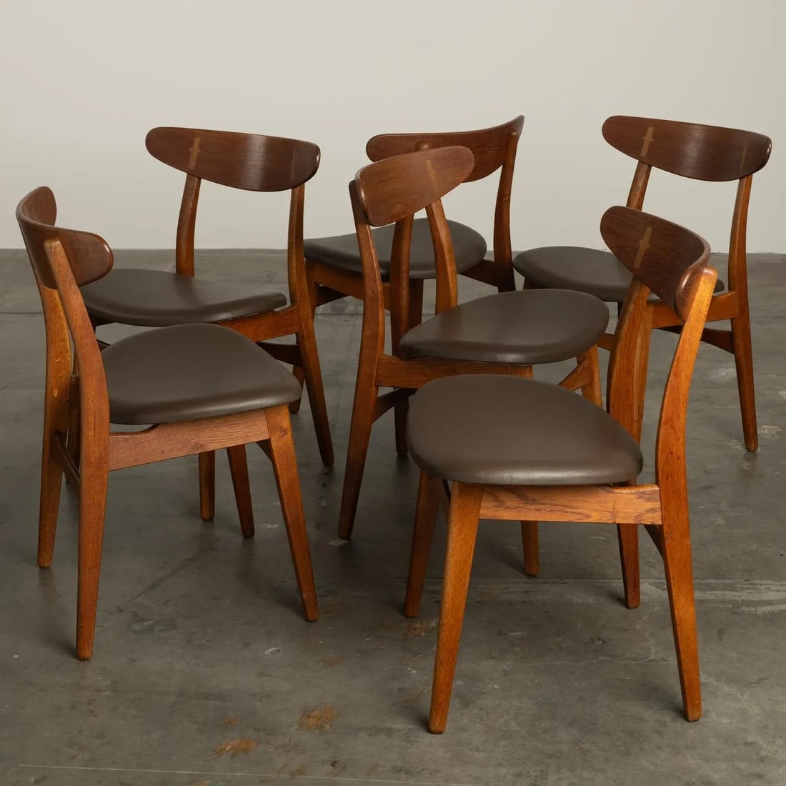 1960s Hans Wegner Ch30 Dining Chairs Set of 6 With New Vegan Friendly Faux Leather Upholstery - 3
