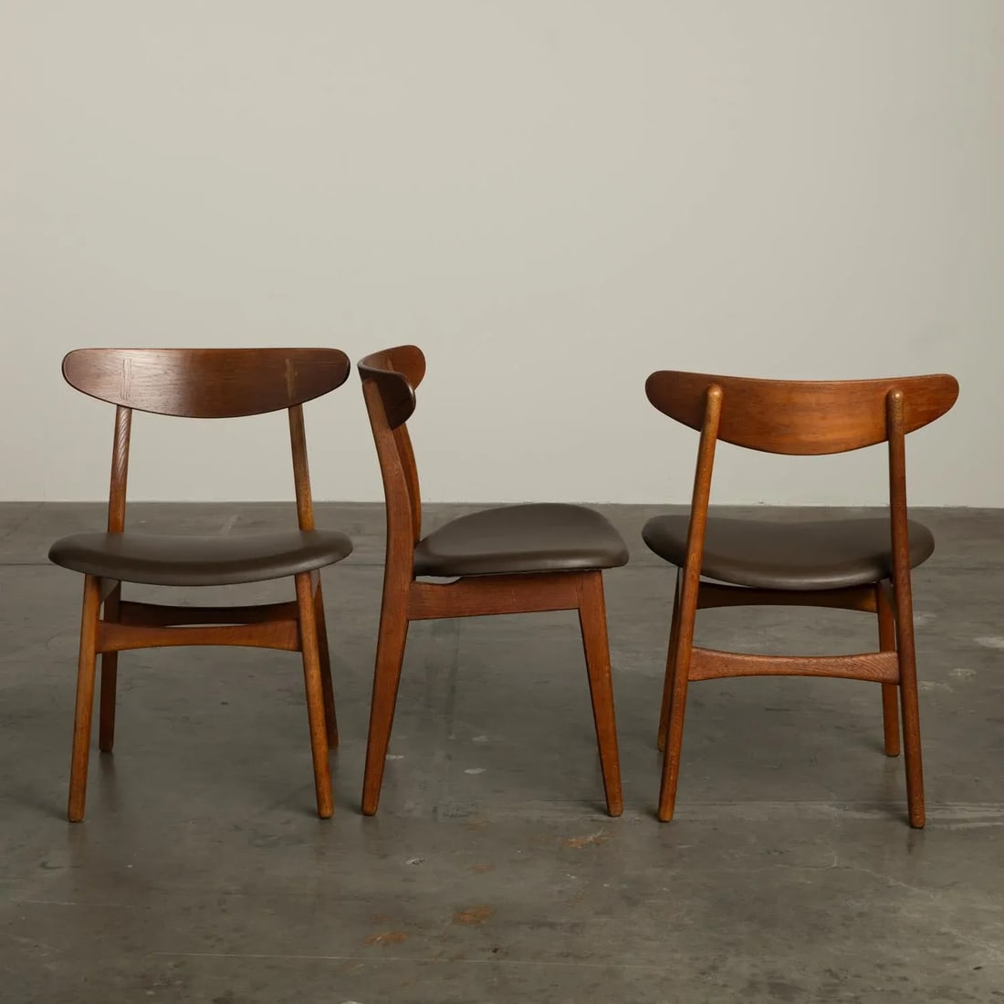1960s Hans Wegner Ch30 Dining Chairs Set of 6 With New Vegan Friendly Faux Leather Upholstery - 5
