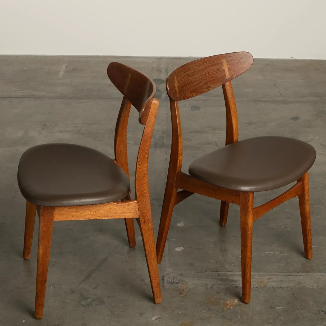 1960s Hans Wegner Ch30 Dining Chairs Set of 6 With New Vegan Friendly Faux Leather Upholstery - 6