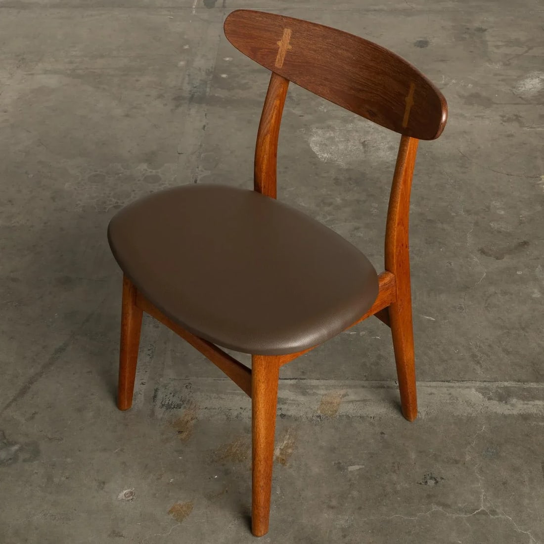 1960s Hans Wegner Ch30 Dining Chairs Set of 6 With New Vegan Friendly Faux Leather Upholstery - 7