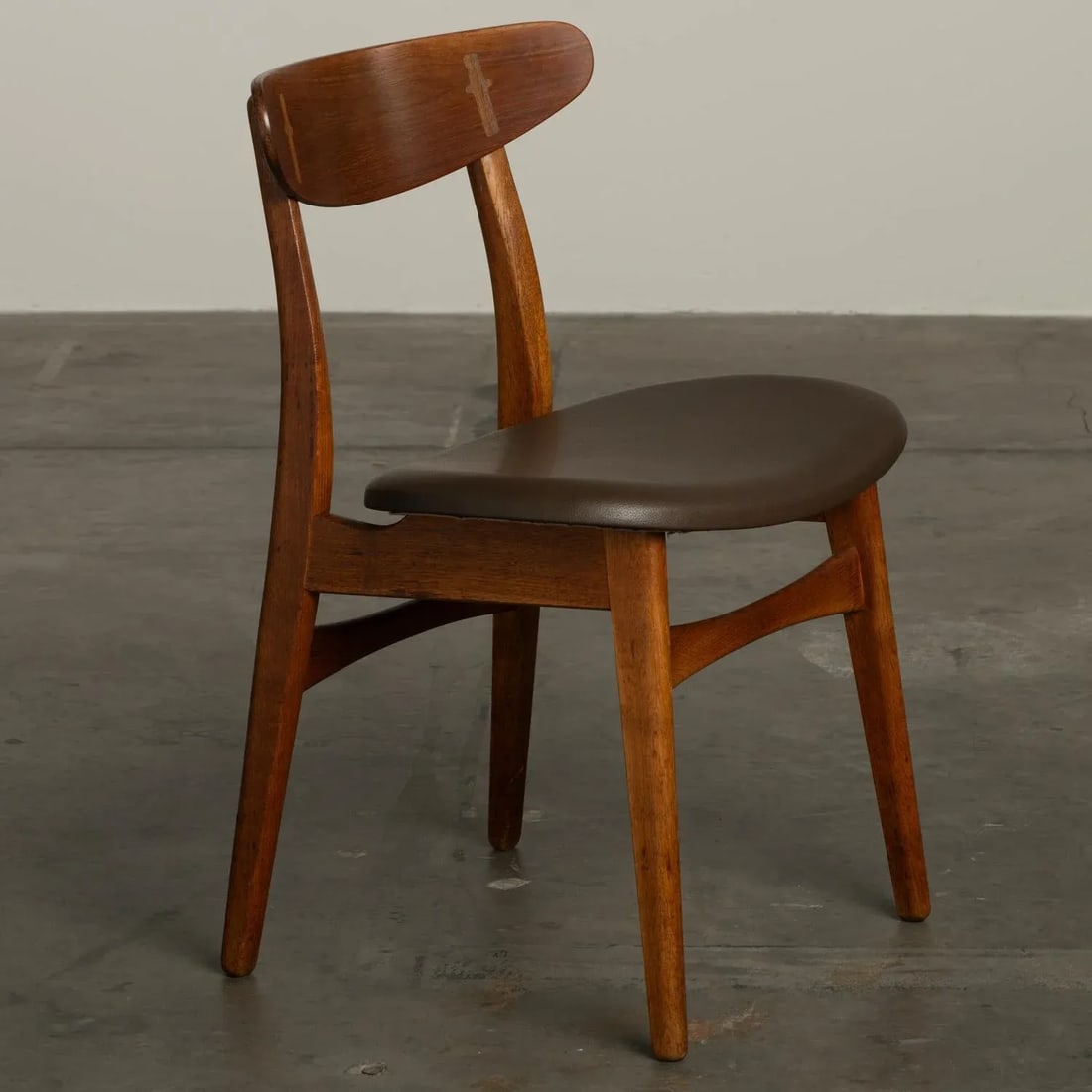 1960s Hans Wegner Ch30 Dining Chairs Set of 6 With New Vegan Friendly Faux Leather Upholstery - 8