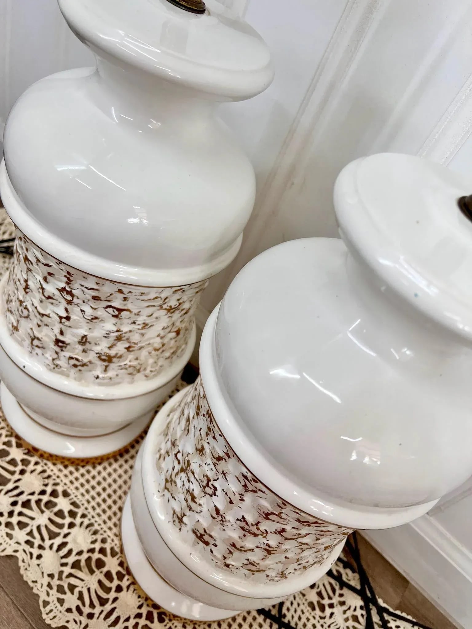 Mid 20th Century MCM Hollywood Regency Ceramic White & Gold Lamp Pair - 2