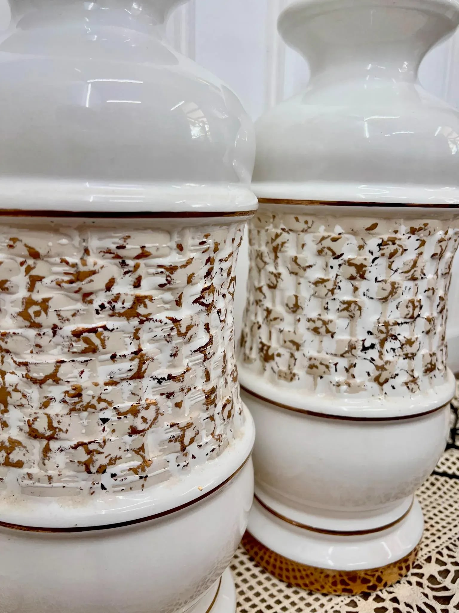 Mid 20th Century MCM Hollywood Regency Ceramic White & Gold Lamp Pair - 4