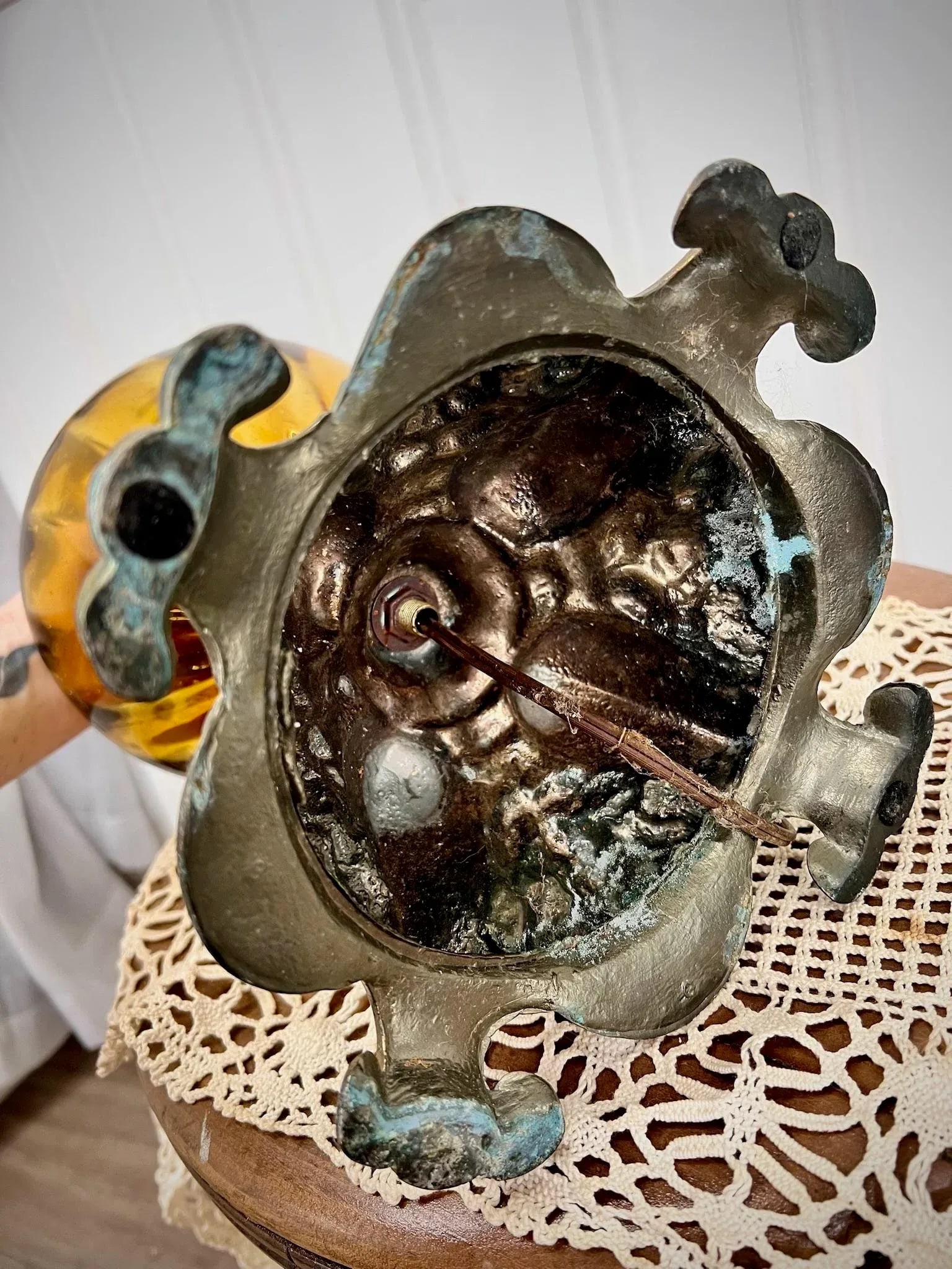 Vintage MCM Hollywood Regency Solid Brass Urn/ Trophy Toechiere Lamp - 4