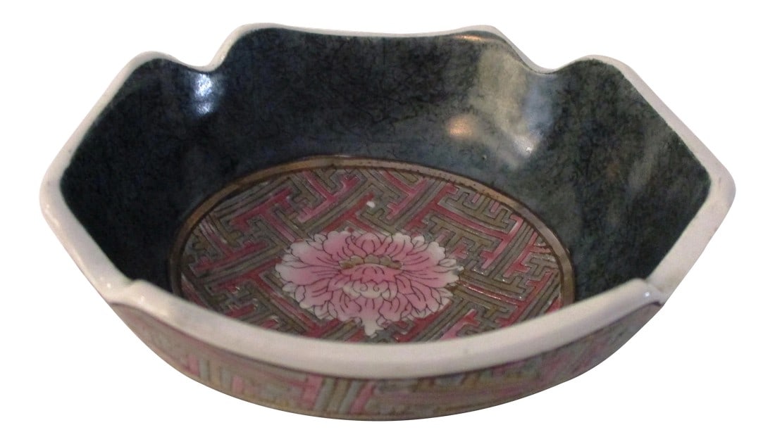 1980s Toyo Macau Lotus Flower Ceramic Bowl: Lovely ceramic Toyo Macau decorative bowl in shades of hunter green and mauve with gold accents featuring a lotus flower interior center. Lovely for use as catchall or decorative accent. Condition: