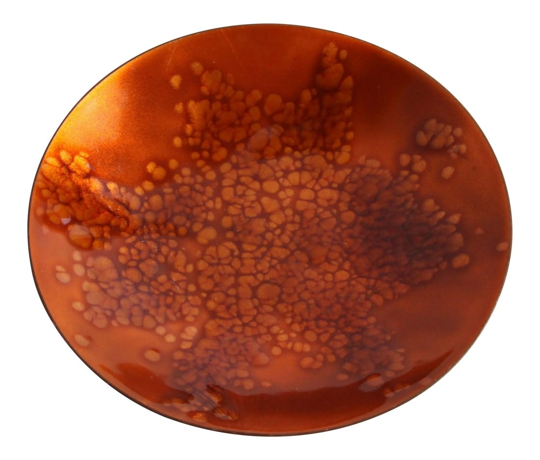 Mid Century Modern Enamel on Copper Dish by Kareka: Beautiful vintage mid century modern enamel on copper dish, with a great modernist copper color to the enamel as well! Signed by the well known Kareka of Hyannis, Massachusetts! It measures 7 1/2"