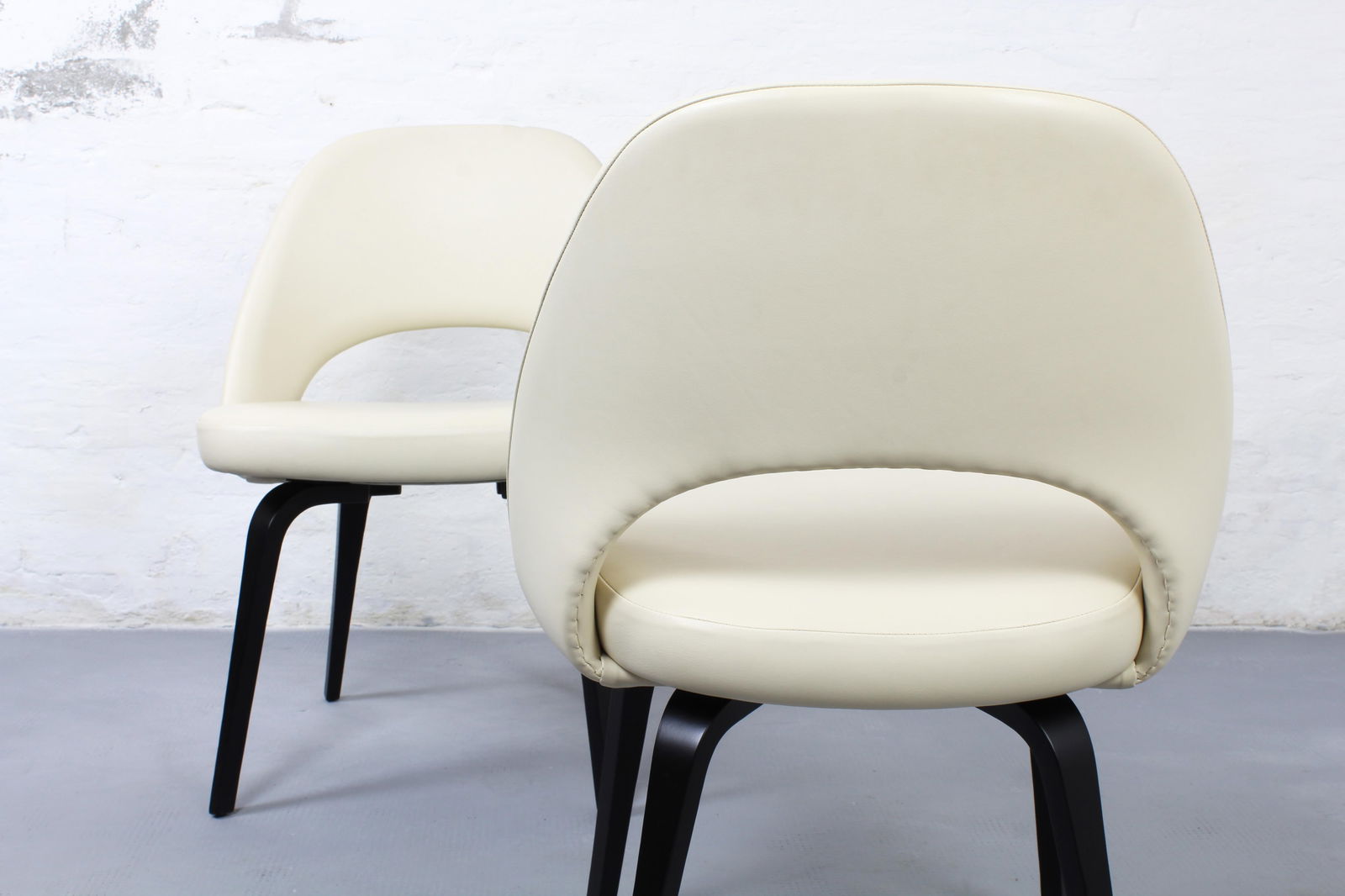 A pair of Late 20th Century Executive Ivory Leather Chairs by Eero Saarinen for Knoll Inc. - 2