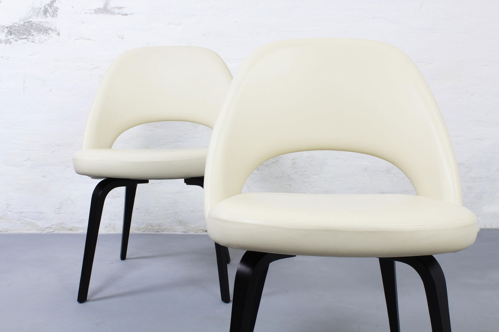 A pair of Late 20th Century Executive Ivory Leather Chairs by Eero Saarinen for Knoll Inc. - 3