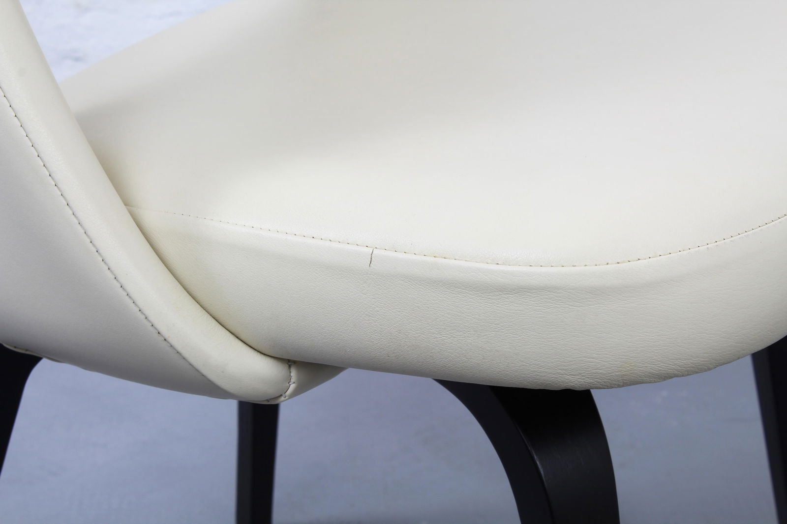 A pair of Late 20th Century Executive Ivory Leather Chairs by Eero Saarinen for Knoll Inc. - 4