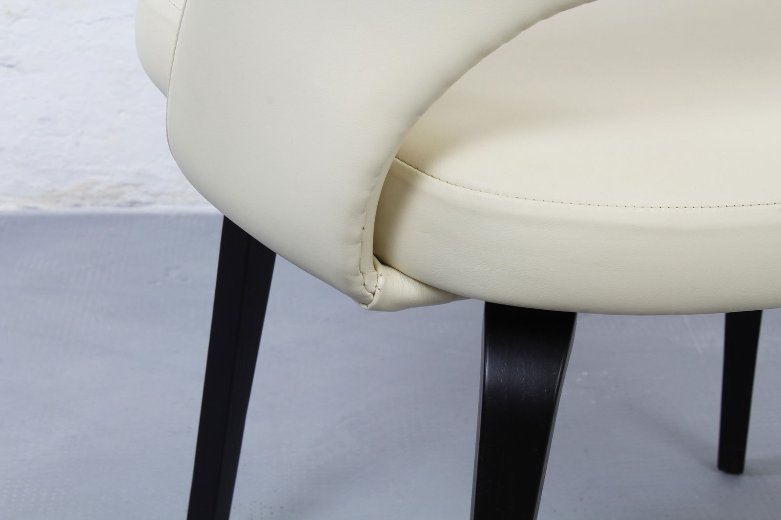 A pair of Late 20th Century Executive Ivory Leather Chairs by Eero Saarinen for Knoll Inc. - 5